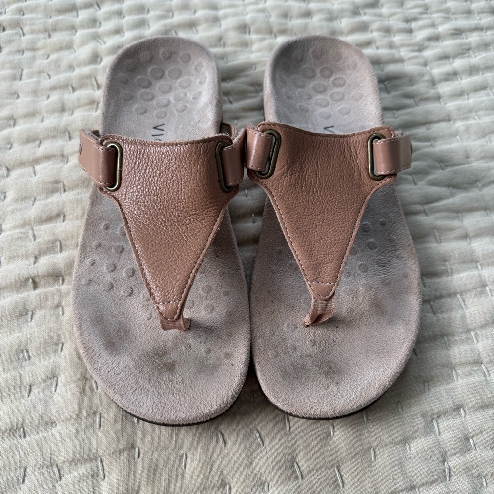 Vionic Leather Flip Flops